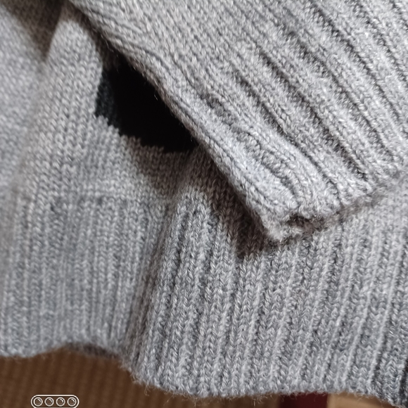 Christmas Sweater XLARGE with Santa ๐
on front Great Condition - Picture 4 of 6